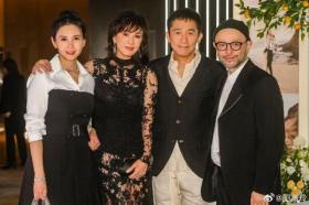 心情超好！刘嘉玲晒与梁朝伟参加朋友婚礼的合照，夫妻二人笑容满面