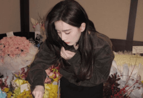 刘诗诗晒照庆39岁生日，鲜花簇拥眉眼温柔，依旧美如少女