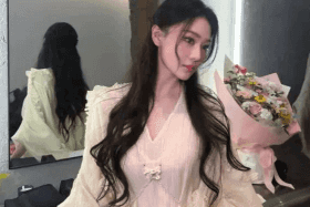 张馨予获老公探班！穿一袭纱裙头上还插花似花仙子，何捷送花浪漫