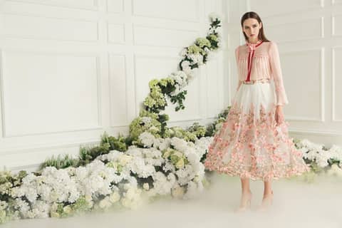 MarieElie，一个带有梦幻色彩的法国轻奢品牌，上个世纪九十年代诞生于浪漫的法国巴黎，延续着法国浪漫主义精神,采用真丝、提花、毛呢、皮草等高档面料，结合精湛的手工工艺使每一件衣服变得优雅而精致。MarieElie品牌总店位于巴黎市中心塞纳河边毗邻巴黎圣母院