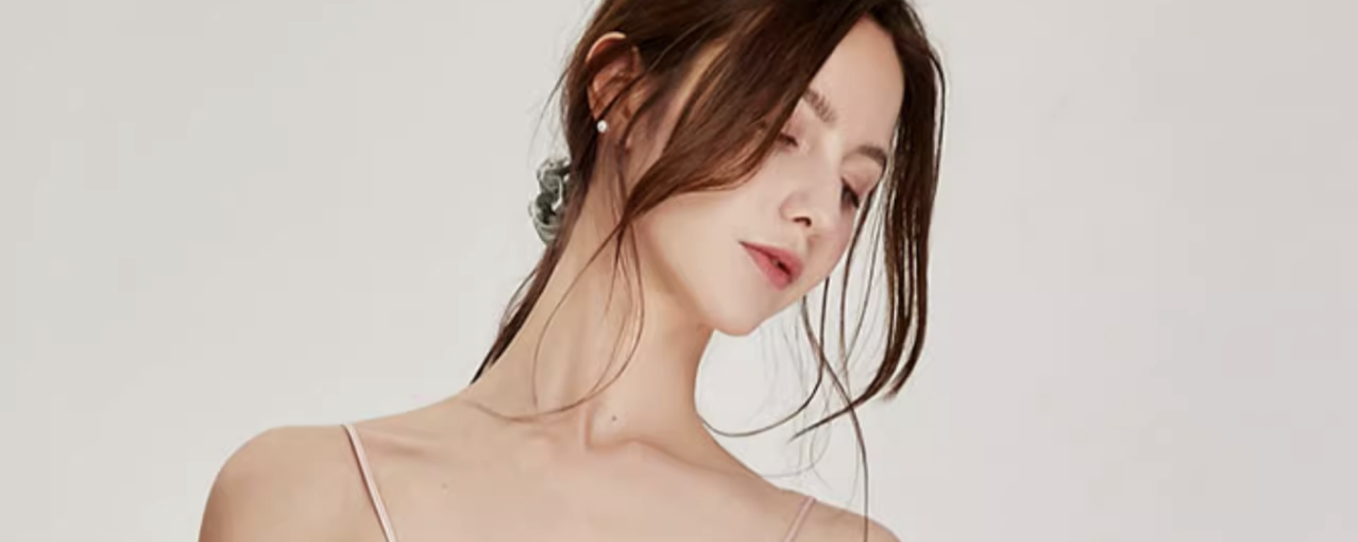 珊目尔(SMR)是中国的丝绸绣品服装品牌,成立于1985年。珊目尔的产品风格多样,既有中规中矩的设计,也有部分款式较为传统,适合不同年龄层的消费者。品牌注重产品的质量和设计,其真丝睡衣以质量优良和价格实惠著称。