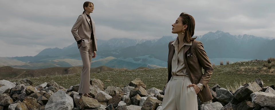 Tie For Her 是国内首家专注于为女性服务的高级成衣品牌,自2016年成立以来,一直致力于为女性打造品质和时尚兼备的成衣系列 。品牌以其独特而实用的款式设计、专属版型开发、质感上乘的进口面料以及细致的半手工制作而著称,为穿着者提供高定制的精致感,深受市场喜爱。
