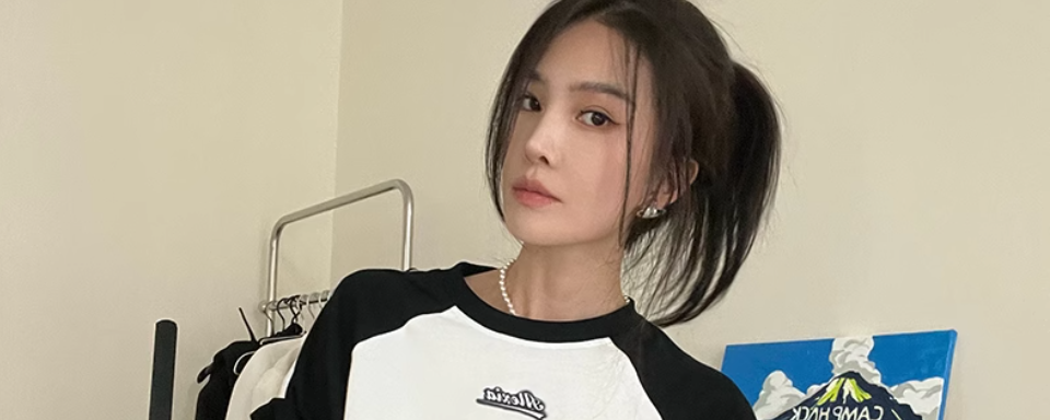 Alexia Sandra 是一个新兴的设计师品牌,于2019年夏季在时尚界崭露头角。品牌以其独特的风格和设计理念,迅速在亚洲时尚界获得了认可。