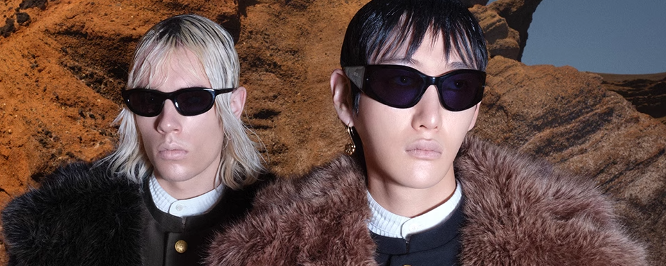 KENZO 是一个由日本设计师高田贤三(TAKADA KENZO)于1970年在法国创立的高端时尚品牌。品牌以其独特的设计风格和对色彩的大胆运用而闻名,将东方文化的沉稳意境与西方的时尚元素相结合,创造出充满活力和现代感的作品。