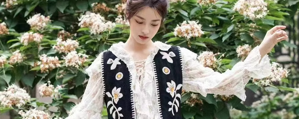 MOMONANA品牌以其甜美系学院风穿搭和亲民的价位而受到许多消费者的喜爱。该品牌的单品价格区间大约在300-700元,许多内娱小花也经常穿着MOMONANA的衣服,展现了品牌的独特魅力和广泛的影响力。
