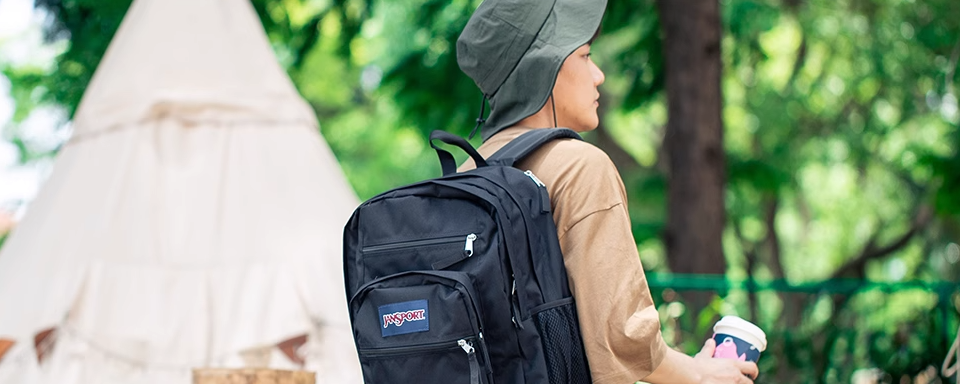 JanSport 是一个美国背包品牌,由VF集团所有,该集团是全球最大的服装公司之一。JanSport 品牌于1967年由Jan Lewis、Skip Yowell与Murray Pletz在西雅图创立,最初以制作山野背包起家,以耐用而闻名。