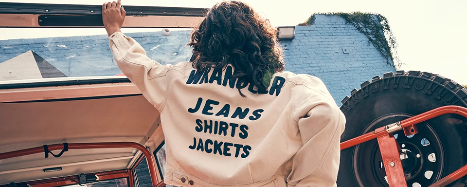 Wrangler(威格)是美国的一个经典牛仔品牌,与Levi's、Lee并列为世界三大牛仔品牌之一。品牌创立于1947年,最早可追溯到1904年,由C.C. Hudson创立的Blue Bell Overall Company公司,该公司推出了工作服形式的牛仔裤,并在1943年收购了Wrangler的品牌使用权