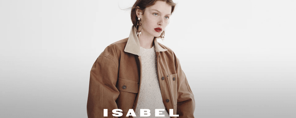 Isabel Marant 是一个成立于1994年的法国高级时装品牌,以其不刻意、轻松时髦的“法式Cool Luxury”风格著称。它不想做高高在上的奢侈品,而是为真实生活里的女孩设计衣服——无论是走在街头还是骑着小摩托,都能自在有型