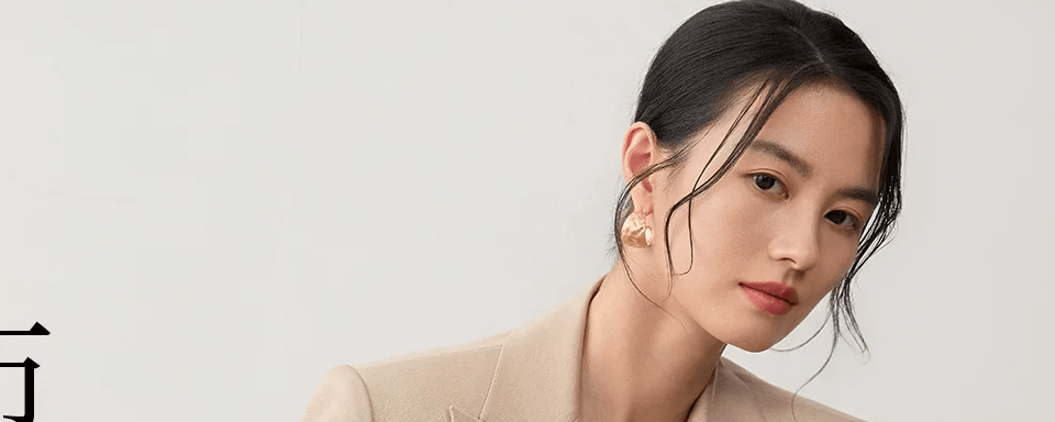 EAHCHANIE（中文名：奕辰）是一个中国的轻奢女装品牌，专注于为25-40岁的独立女性提供时装，整体风格偏向精致、高雅与实穿。