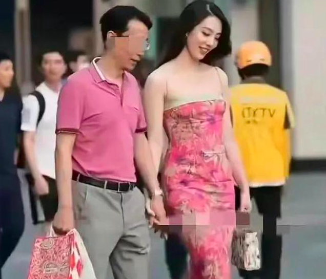 1686269837803102.png 中石油胡继勇情人董思槿成都太古里街拍同款红色sibleu碎花拼接修身高腰连衣裙