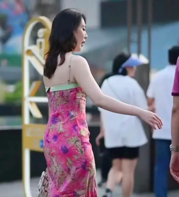 1686269879305224.png 中石油胡继勇情人董思槿成都太古里街拍同款红色sibleu碎花拼接修身高腰连衣裙