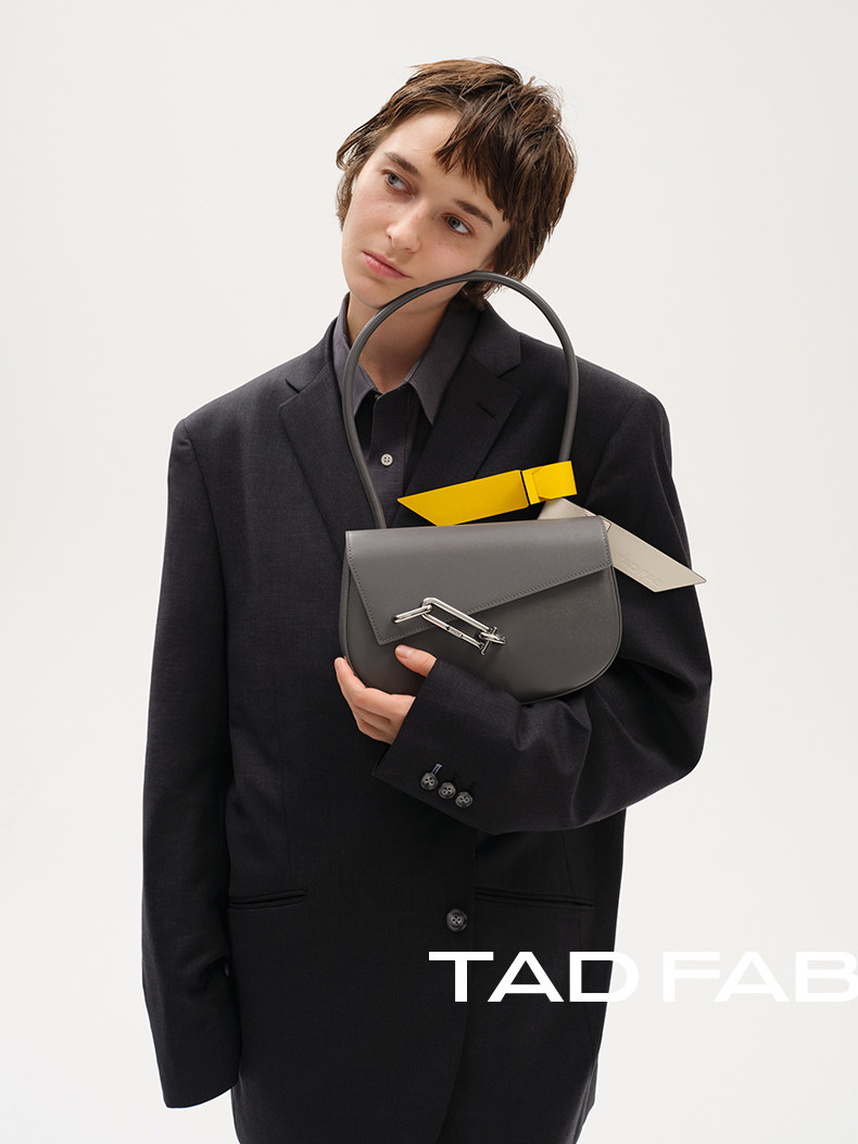 轧戏卢昱晓胡羞同款白色TADFAB马鞍包