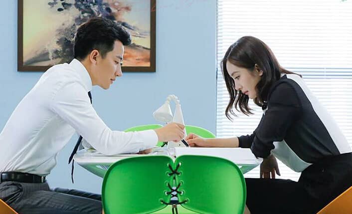 亲爱的翻译官杨幂同款条纹拼接连衣裙品牌为Koradior/珂莱蒂尔