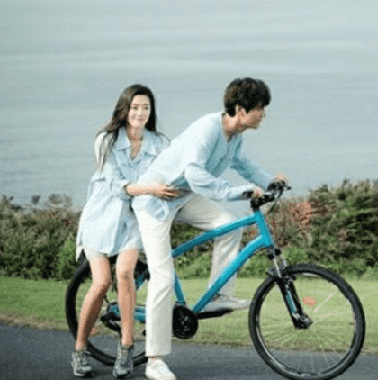 蓝色大海的传说全智贤明星同款浅蓝色条纹衬衫什么牌子 