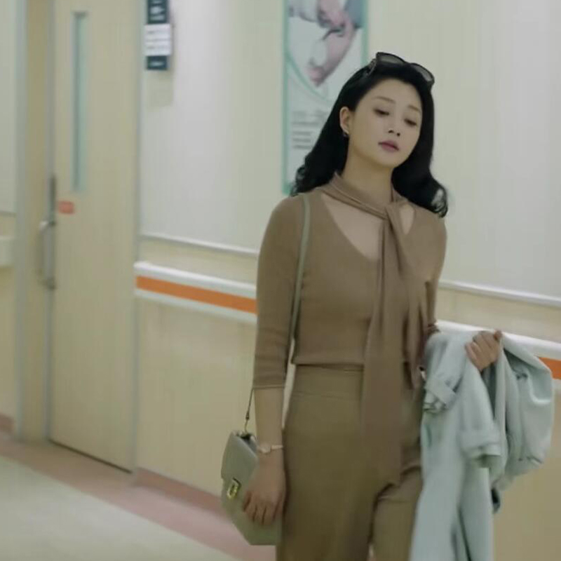 你迟到的许多年殷桃莫莉同款卡其色V领飘带针织衫
