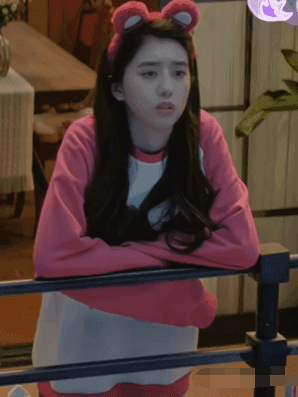 他为什么依然单身李凯馨夏小满同款粉色卫衣什么牌子？品牌为URLAZH有兰