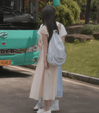 你是迟来的欢喜郑合惠子阮喻同款双肩包什么牌子？品牌为韩国STAND OIL